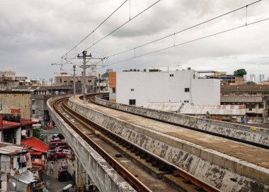 Manila, Filipinler - 20 Aralık 2015. Skytrain izlemek Manila, Filipinler Edsa tren istasyonunda. LRT 579,000 yolcu her gün hizmet vermektedir.