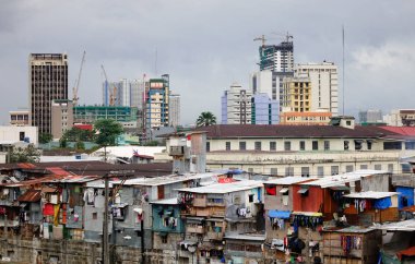 Manila, Filipinler - 20 Aralık 2015. Manila, Filipinler gecekondu bölgesi, birçok shacks güncellenmiştir. Manila Filipinler yaşam standardı çok güçlü kontrastlı başkentidir.