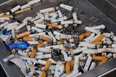 Manila, Filipinler - 21 Aralık 2015. Bir ofis binası Manila, Filipinler, kül tablası üzerinde Sigara.