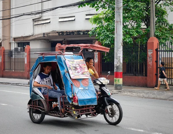 Manila Filipinas Diciembre 2015 Personas Montando Triciclo Calle Manila Filipinas —  Fotos de Stock