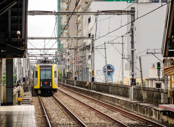 Manila Filippinerna Dec 2015 Lrt Train Kommer Till Edsa Tågstation — Stockfoto