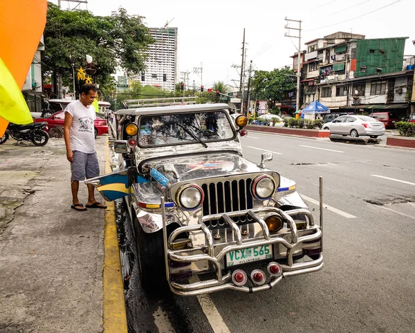 Manille Philippines Décembre 2015 Des Gens Prennent Une Jeepney Dans — Photo