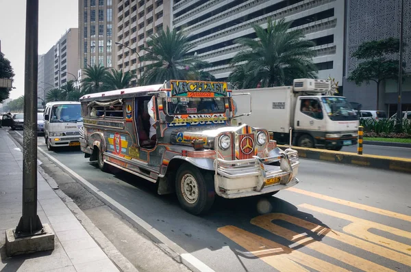 Manila Filipinas Diciembre 2015 Jeepney Corriendo Calle Ayala Manila Filipinas —  Fotos de Stock