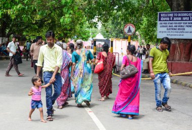 Bodhgaya, Hindistan - 9 Temmuz 2015. Birçok Hintli kadın sokak giyen geleneksel sari Bodhgaya, Hindistan üzerinde. Saris vücut, 4-8 metre uzunluğunda etrafında sarılır.