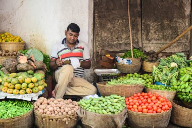 Bodhgaya, Hindistan - 9 Temmuz 2015. Bodhgaya, Hindistan kalabalık bir pazarda sebze satan bir adam. Onun açık pazarlar ve sokakları sebze satmak Hindistan'da yaygın bir uygulama.