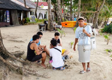 Boracay, Filipinler - 17 Aralık 2015. İnsanlar oturuyor ve beyaz plaj Boracay, Filipinler sohbet.