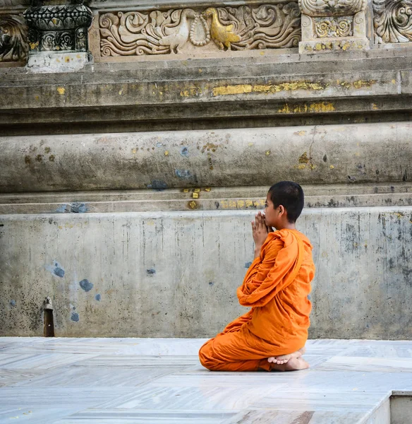 Bodhgaya India Jul 2016 Novice Monk Praying His Knees Mahabodhi — Stock Photo, Image