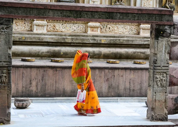 Bodh Gaya India Jul 2015 Een Indiase Vrouw Lopen Bidden — Stockfoto