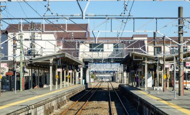 Tokyo, Japonya - 2 Ocak 2016. Tokyo, Japonya'da tren istasyonunda demiryolu parça görünümünü.