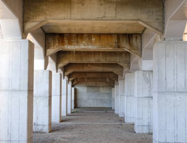 Colonnade köprünün altında Dikey desteklerin.