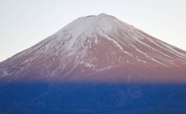 Mt Fuji üst günbatımı kar zirvesinde Japonya ile.