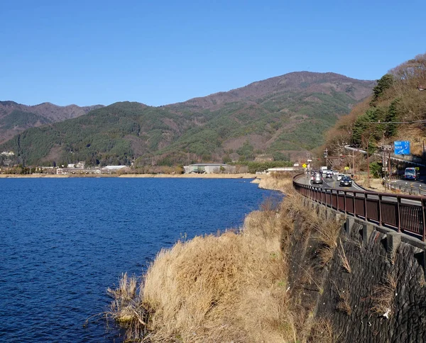 2016 山梨県 山梨県で晴れた日に河口湖と山の道路 — ストック写真