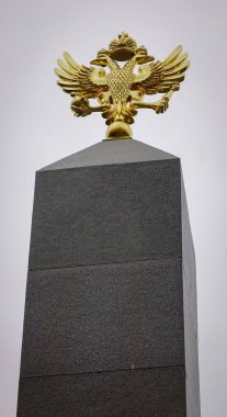 Rus ulusal amblemi olarak altın çift başlı kartal.