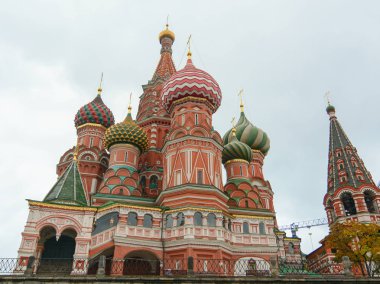 Kızıl Meydan Moskova'da merkezi kilisede Aziz Basil tepesinde. Rusya Federasyonu en popüler toursits simge yapılar.