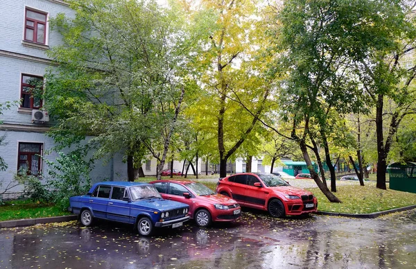 モスクワ ロシア連邦 2016 住宅街の駐車場に車 — ストック写真