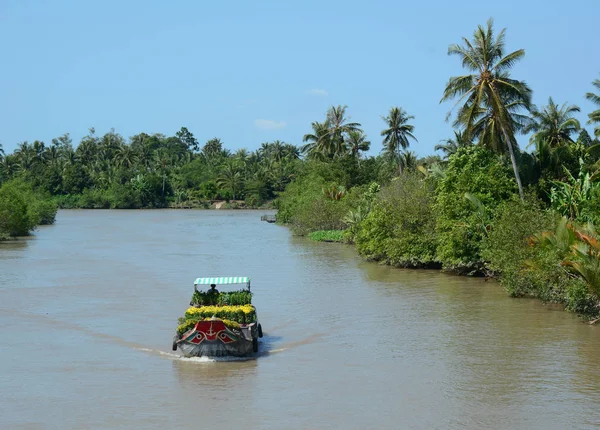 在越南南部的湄公河三角洲 一艘在湄公河上运行的货轮在晴天 — 图库照片