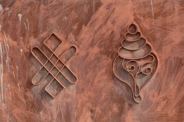 Dharma tekerlek Budist Ladakh, Hindistan eski kapı sembolünde. Kapalı-up.