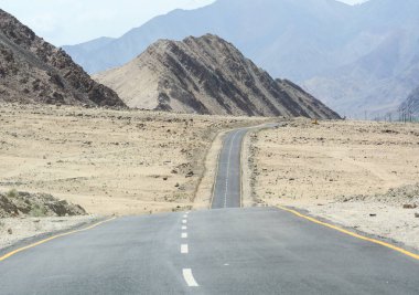 Boş yol yüksek irtifa Ladakh-Leh yolda içinde Himalaya dağ, Ladakh, devlet Jammu ve Keşmir, Hindistan.