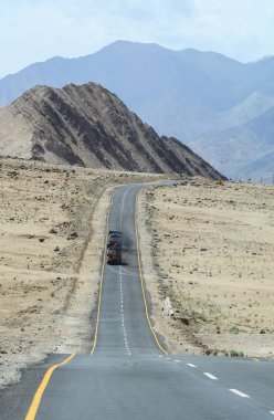 Ladakh, Hindistan - 17 Temmuz 2015. Himalaya dağ, devlet Jammu ve Keşmir Hindistan de yüksek irtifa Ladakh-Leh yol yolda kamyon yakaladığında gaz online.