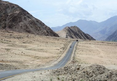 Himalaya dağ, devlet Jammu ve Keşmir Hindistan yüksek irtifa Ladakh-Leh yolda yalnız yol.