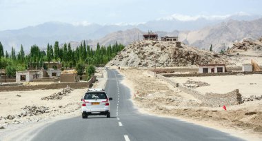 Dağ yolundan Ladakh, Kuzey Hindistan içinde 