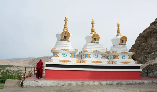 Mnich Modląc Się Pobliżu Białe Stupy Przy Tybetański Klasztor Ladakhu — Zdjęcie stockowe