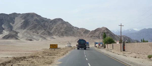 Ladakh Inde Juil 2015 Voitures Passant Route Sur Route Ladakh — Photo