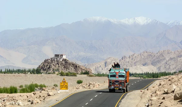 Ladakh, Hindistan - 17 Temmuz 2015. Tata kamyonet çalıştıran Himalaya dağ, devlet Jammu ve Keşmir Hindistan de yüksek irtifa Ladakh-Leh yol yol geçmek.