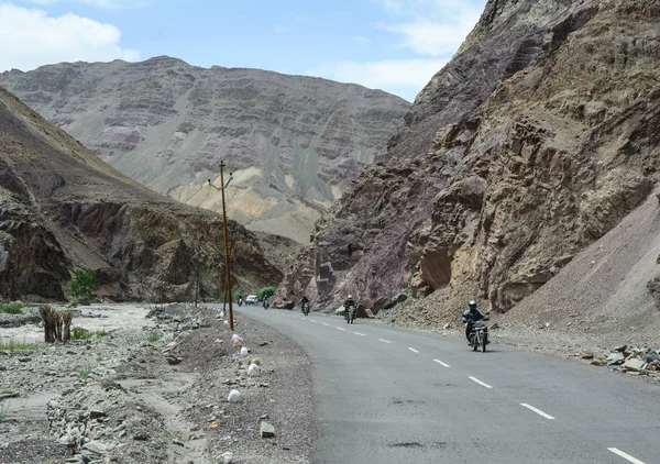 Ladakh India Julio 2015 Personas Montando Motocicletas Carretera Gran Altitud — Foto de Stock