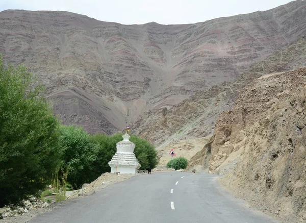 Δρόμο Λευκή Στούπα Υψηλό Υψόμετρο Ladakh Λεχ Δρόμο Στο Βουνό — Φωτογραφία Αρχείου
