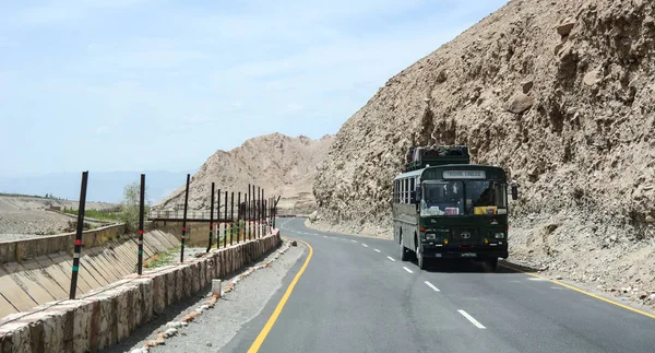 Carretera de montaña en Ladakh, norte de India — Foto de Stock