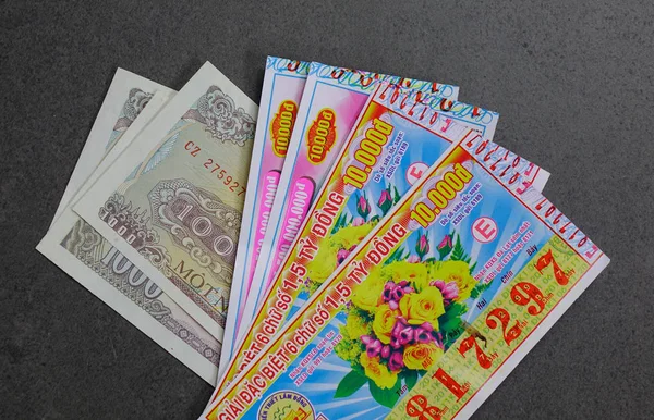 Сайгон Вьетнам Ноября 2016 Вьетнамские Бумажки Лотерейными Билетами Доме Сайгоне — стоковое фото