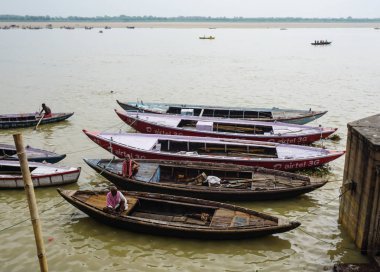 Varanasi, Hindistan - 12 Temmuz 2015. Varanasi, Uttar Pradesh, Hindistan kutsal Ganj Nehri yolcuları bekleyen birçok turist tekne.