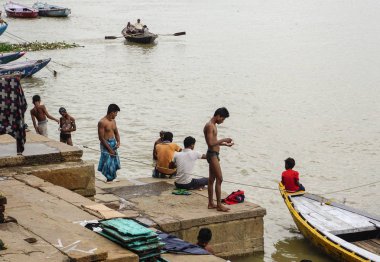 Varanasi, Hindistan - 12 Temmuz 2015. Kimliği belirsiz kişi kendilerini nehir Ganj Varanasi, Hindistan kutsal şehir içinde yıkayın. Her gün çamaşır kutsal ayini düzenlenmektedir.