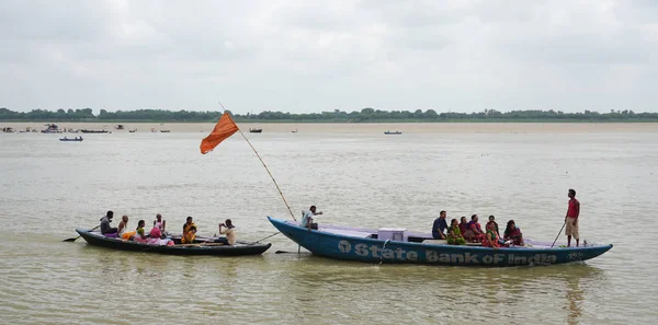 Varanasi India Julio 2015 Muchos Barcos Turísticos Que Corren Por — Foto de Stock