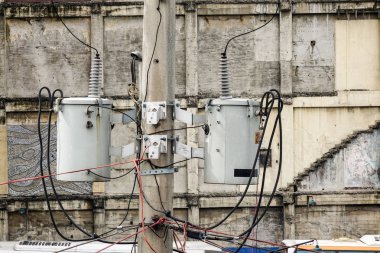 Türkiye elektrik telleri ile eski betonarme Kutbu.