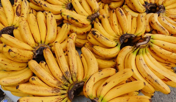 アジアの地元の果物市場の小売販売のための床にバナナを栽培 — ストック写真