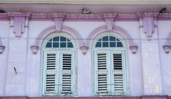 White Wooden Windows Pink Wall Old Building — Stock Photo, Image