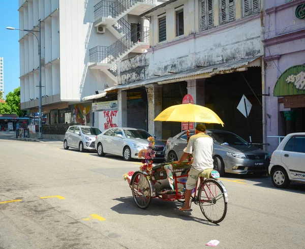 Пенанг Малайзия Марта 2016 Люди Ездят Рикше Улице Джорджтауне Пенанге — стоковое фото