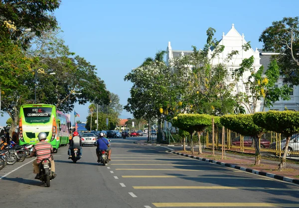 马来西亚槟城 2016年3月10日 马来西亚槟城乔治敦街头的人和车辆 乔治敦是该岛的首府和槟城州 — 图库照片