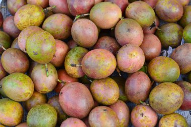 Asya'nın yerel pazarda taze tutku meyve maracuya (maracuja).