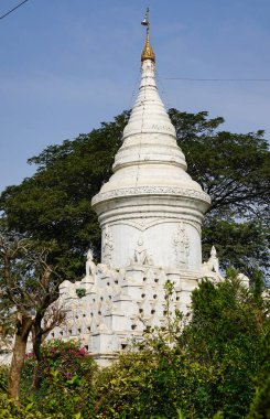 Beyaz Budist stupa perspektif gökyüzüne karşı Myanmar tapınağında