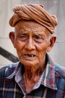 Mandalay, Myanmar - 22 Şubat 2016. Mandalay, Myanmar Birmanya yaşlı adam portresi. İkinci büyük kenti ve Myanmar (Burma son kraliyet başkenti Mandalay olduğunu).