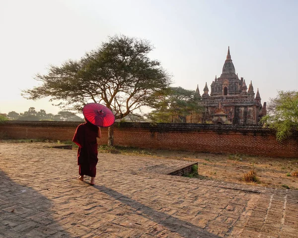 Buddhist Monk Red Robe Umbrella Acient Pagoda Bagan Myanmar — Stock Photo, Image