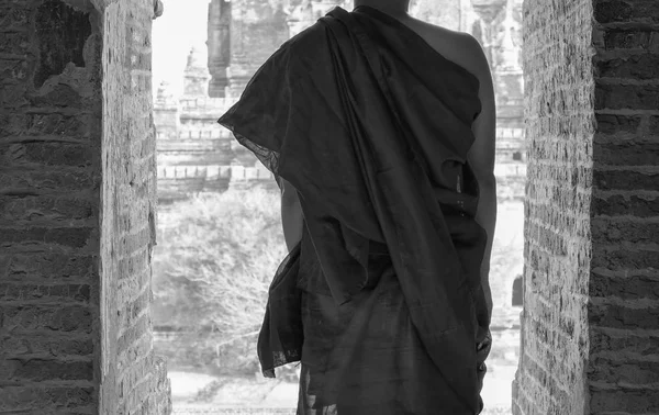 Kırmızı Bornoz Ayakta Acient Pagoda Adlı Bir Budist Rahip — Stok fotoğraf