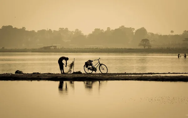 Menschen Mit Fahrrad See Bei Sonnenaufgang Mandalay Myanmar — Stockfoto