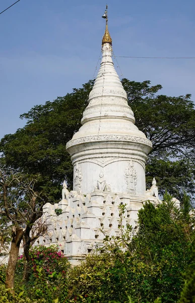 White Buddhistická Stúpa Perspektiva Chrámu Barmě Proti Obloze — Stock fotografie