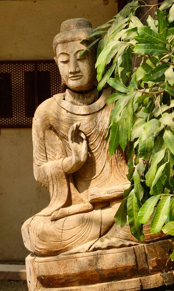 Mingun マンダレー ミャンマーの古代の仏教寺院の木造の仏像 — ストック写真