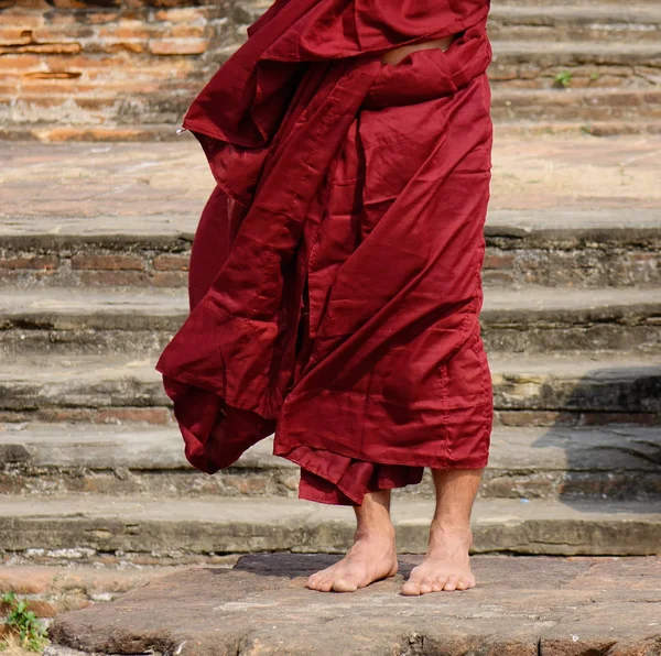 Een Boeddhistische Monnik Het Rood Gewaad Staande Boeddhistische Pagode — Stockfoto