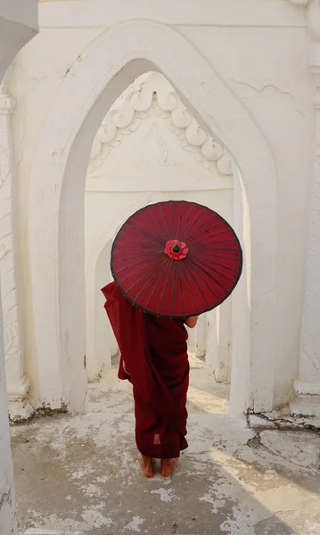 Буддийский Монах Красном Халате Зонтиком Белой Пагоде — стоковое фото